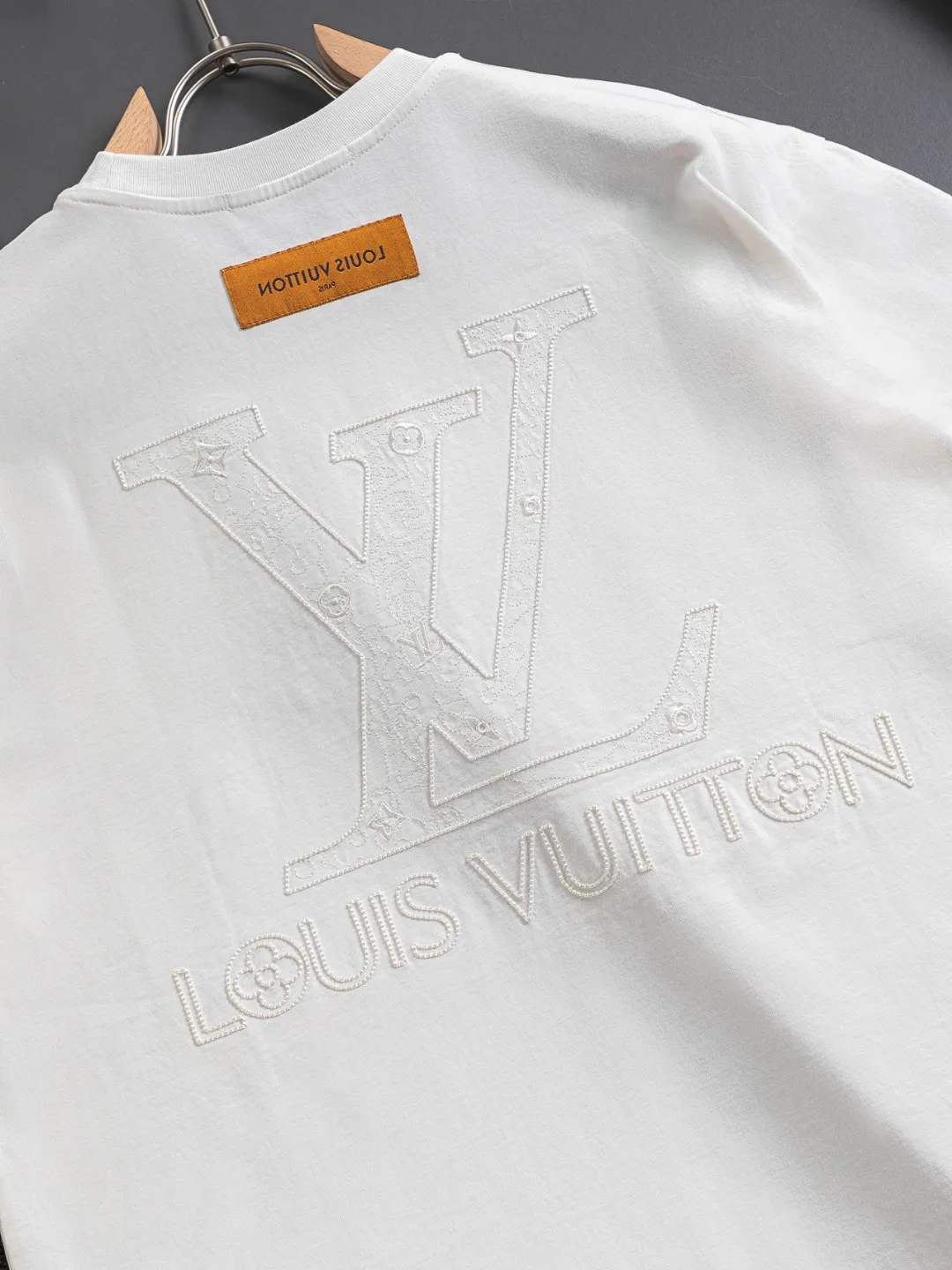 🅿️190 Louis Vuitton 1V LV slightly wide version S-XL 26SS LV new product counter catwalk style three-dimensional plain letter embroidery on the chest🪡logo large logo embroidery on the back🪡logo short-sleeved T-shirt, the same style for men and women! Short-sleeves are not the same as the general public, but must be unique and eye-catching. This LV short-sleeves is all about quality, comfort, consistent style, fashion, including fabrics and cutting techniques, all of which have been made with great effort! 320 grams of washed pure cotton fabric, pure cotton is breathable, very refreshing and comfortable for daily wear. The rib knitting on the neckline is smooth and tight, and the neckline will not be skewed if you toss it at will. The loose version, you will find that it looks really good on the upper body. The overall is minimalist and neat, super versatile for daily use! Pair it casually with a pair of pants for a youthful look. A T-shirt will make your outfit crazy. It is a fashionable item that can never go wrong! Color: Black White Rose Size: S-XL Size chart: S: Shoulder width 50-Bust 56-Length 70 M: Shoulder width 52-Bust 57-Length 72 L: Shoulder width 54-Bust 59-Length 74 XL: Shoulder width 56-Bust 62-Length 76